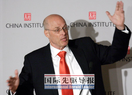 11月8日,美国财政部长保尔森在纽约举行的“第四届华美协进社企业家高峰会议”上就中美战略经济对话的进展发表讲话。 本报记者 侯俊/摄