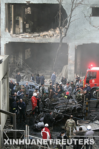1月15日,警察在黎巴嫩贝鲁特检查爆炸现场。美国驻黎使馆的一辆旅行轿车当天下午行驶到贝鲁特北部卡兰提那地区附近时遭到炸弹袭击,至少3人死亡,20多人受伤。