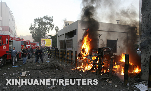 1月15日,消防人员在黎巴嫩贝鲁特发生爆炸的现场救火。美国驻黎使馆的一辆旅行轿车当天下午行驶到贝鲁特北部卡兰提那地区附近时遭到炸弹袭击,至少3人死亡,20多人受伤。 新华社/路透