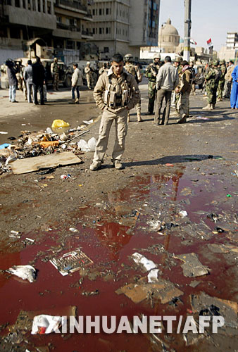 2月1日,伊拉克警察和士兵在首都巴格达市中心的爆炸现场检查。当日,巴格达市中心发生炸弹袭击事件,目前已造成35人死亡,75人受伤。 新华社/法新