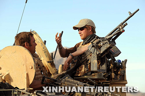 英国国防部2月28日证实,英国王位第三顺位继承人、23岁的哈里王子自2007年12月中旬起一直在阿富汗前线服役,并参加了与塔利班武装人员的战斗。这是2月18日,哈里王子(右)在阿富汗南部赫尔曼德省前线执勤。