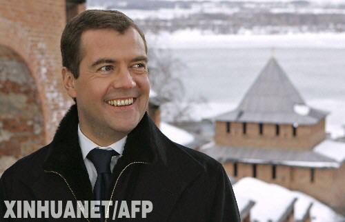 2月27日,俄罗斯第一副总理、总统候选人梅德韦杰夫在俄西部下诺夫哥罗德市参加竞选活动。梅德韦杰夫当天在与选民见面时说,他如果当选俄总统,将继续普京的路线。 新华社/法新