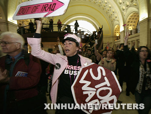 3��18�գ�����������������ս��5����֮�ʣ�һЩ������ս��ʿ�ڽ�ͨ�߷�ʱ��������ʢ�ٵ����ϳ�վ���з�ս����ʾ���� �»���/·͸