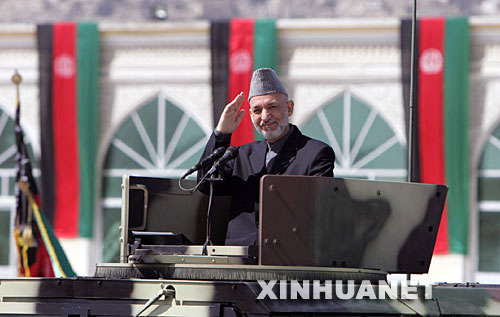 4月27日,在阿富汗首都喀布尔,阿富汗总统卡尔扎伊出席抗击苏联入侵胜利16周年阅兵庆典。当天的阅兵庆典随后遭到塔利班武装袭击,多名阿富汗官员受伤,总统卡尔扎伊及时撤离没有受伤。塔利班武装发言人穆贾希德随后声称对此袭击事件负责。 新华社发(扎比摄)