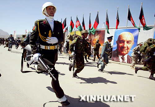 4月27日,在阿富汗首都喀布尔举行的抗击苏联入侵胜利16周年阅兵庆典上,阿富汗士兵在发生武装袭击的现场奔跑。当天,阿富汗抗击苏联入侵胜利16周年阅兵庆典遭到塔利班武装袭击,多名阿富汗官员受伤,总统卡尔扎伊及时撤离没有受伤。塔利班武装发言人穆贾希德随后声称对袭击事件负责。 新华社发(扎比摄)