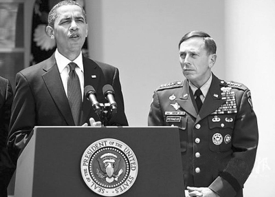 图为彼得雷乌斯(右)和美国总统奥巴马