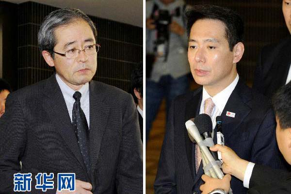 11月3日拍摄的拼版照片显示:日本驻俄罗斯大使河野雅治在东京向日外相前原诚司汇报完后走出日本外务省(左)和日本外相前原诚司接受记者采访(右)。当日,暂时被召回的日本驻俄罗斯大使河野雅治抵达日本首都东京,并向日外相前原诚司汇报此次俄总统视察争议岛屿的相关情况。 新华社/共同社