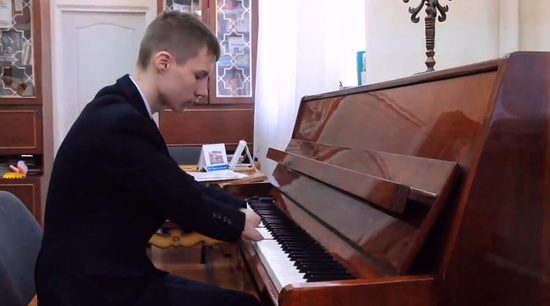 无手少年能用手臂自如弹琴,坚强精神感动网友