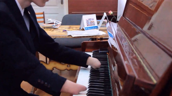 无手少年能用手臂自如弹琴,坚强精神感动网友