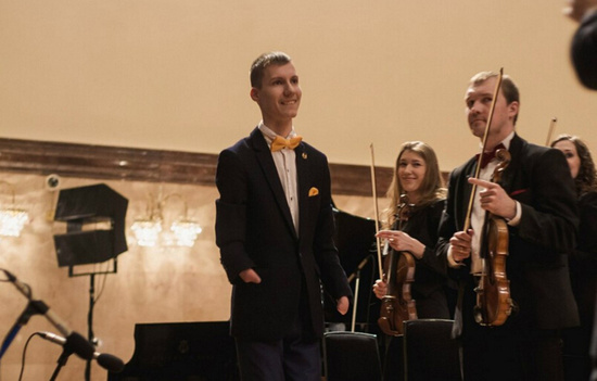 无手少年能用手臂自如弹琴,坚强精神感动网友