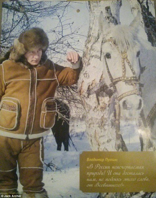 与俄罗斯总统普京渡过一整年的感觉会是如何?俄罗斯有杂志近日推出“普京2016月历”,当中有12幅普京图片,由抱起狗狗会心微笑,到健身、钓鱼的图片都可找到,展示出这名总统“强硬与温柔并存”的一面。