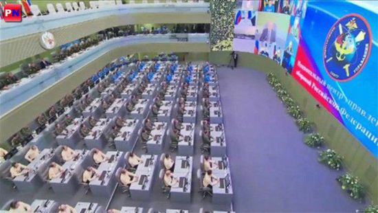 “现在,答案来了,”他说,“俄罗斯全体高级军官都是电子屏的观众。而且,这里就像个预备室,他们准备好了随时上战场……”