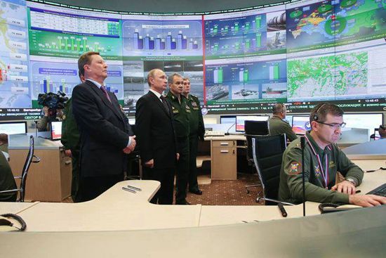 普京在国防部作战室进行指挥。