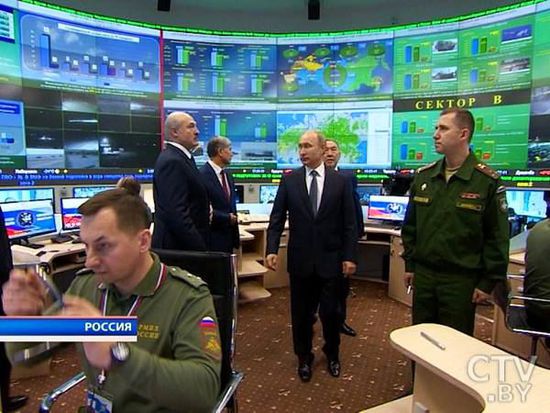 长期报道普京的俄罗斯记者安德烈·科列斯尼科夫说,这座大楼和作战室去年投入运作时,他还有些不解,要这些小型足球场大小的屏幕做什么?