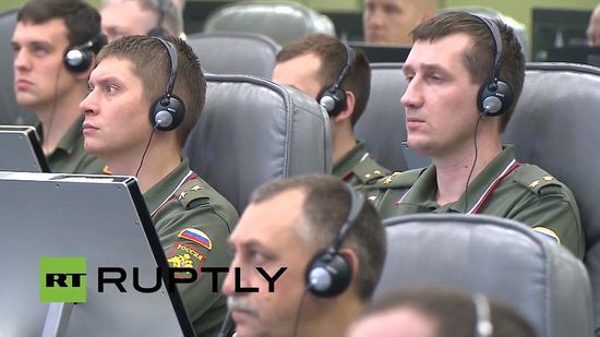 指挥官正在聚精会神的观看军事行动。