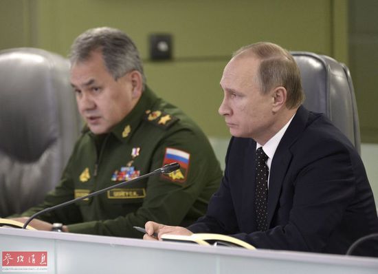 11月17日,俄罗斯莫斯科,俄罗斯总统普京与俄罗斯国防部长绍伊古在国家国防控制中心观看了俄罗斯空军在叙利亚打击ISIS的军事行动。