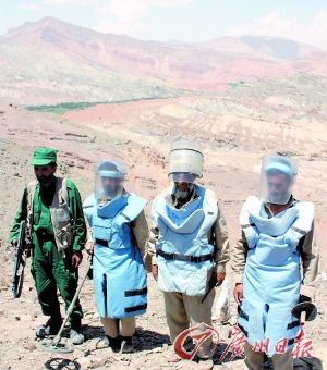 阿富汗到处是地雷,排雷人员在项目区域排雷。