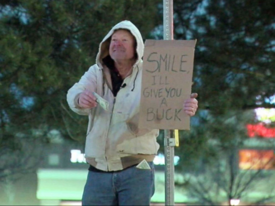 男子街头用1美元买“微笑”背后故事温馨感人(图)