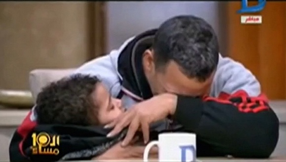 Ahmed�ĸ��׻����׶��ڰ������ӽ�Ŀ���������ϵ۾��ҡ���