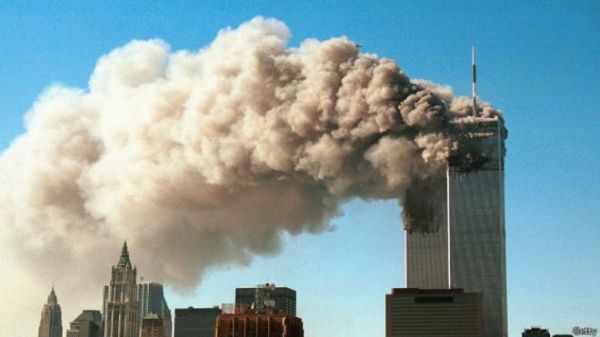 911事件中,美国纽约世贸中心遇袭倒塌(英国广播公司网站)