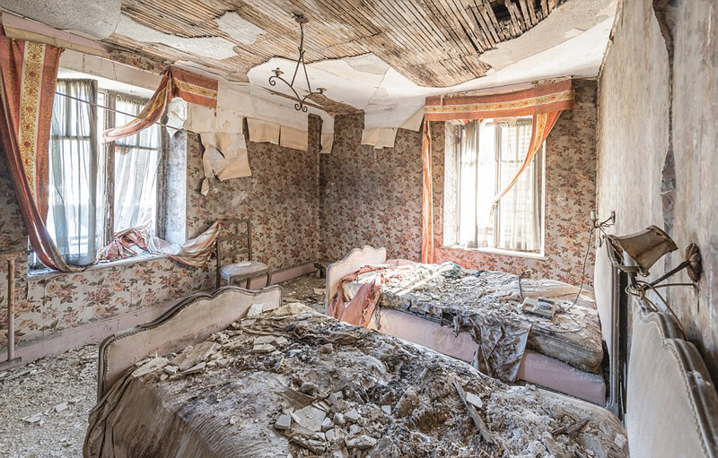 法国摄影师游走各地拍摄绝美废弃建筑