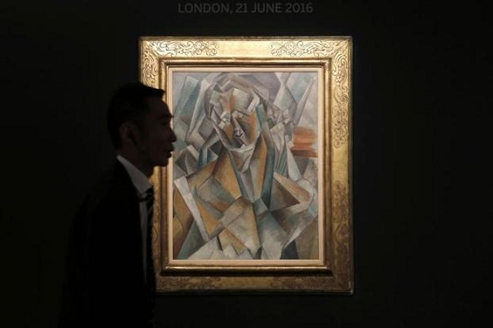 图中的画作为此次拍卖的《坐在椅子上的女人》。