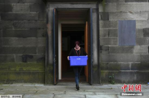 资料图:当地时间2016年6月22日,英国爱丁堡,英国脱欧公投在即,当地投票站准备工作进行中。