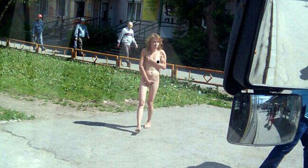 【环球网综合报道】据英国《每日邮报》6月29日报道,俄罗斯一名女子偷情已婚男子,被该男子的妻子凑巧抓了现行,急不暇择便在大街上裸奔而逃。路人拍照并上传网络,引发网友热议。