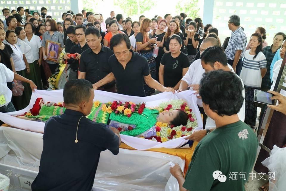 ���ձ��� ���24���ɫ��Ů��������