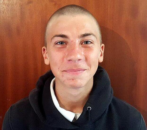 【环球网综合报道】据英国《每日邮报》7月12日报道,近日,英国一名14岁的少年因头发太短被学校关禁闭,勒令休学回家反省。 约书亚·克罗斯曼(Joshua Crossman)在苏格兰的Budehaven社区学校上学。最近,因天气炎热,他让母亲帮他理了个平头。谁知返校后,由于新发型“不合适”,他被老师关了禁闭,还被强制回家反思。