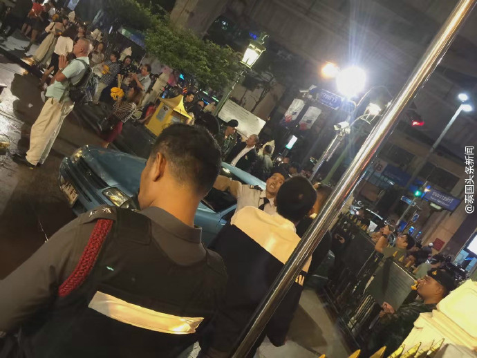 泰国一轿车闯入四面佛景点 有中国游客受伤 泰国一轿车闯入四面佛景点 有中国游客受伤