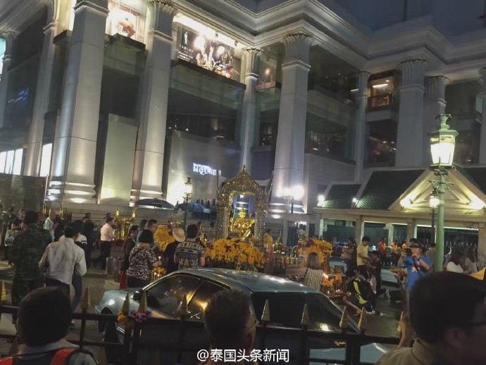 泰国一轿车闯入四面佛景点 有中国游客受伤 泰国一轿车闯入四面佛景点 有中国游客受伤