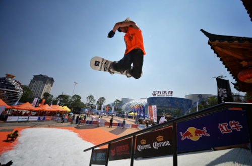 40度高温下的滑雪赛 “雪山之王”夏季赛南昌开战 40度高温下的滑雪赛 “雪山之王”夏季赛南昌开战