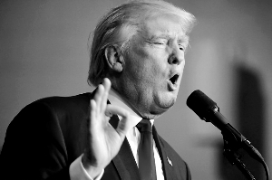 巴菲特出席希拉里竞选活动:能让特朗普“跌停” 巴菲特出席希拉里竞选活动:能让特朗普“跌停”