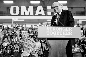 巴菲特出席希拉里竞选活动:能让特朗普“跌停” 巴菲特出席希拉里竞选活动:能让特朗普“跌停”