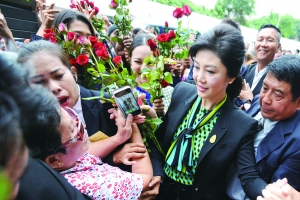 泰前总理英拉出席大米收购案庭审 或被监禁10年 泰前总理英拉出席大米收购案庭审 或被监禁10年