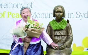 安倍出席广岛核爆纪念仪式遇抗议 被指欺骗国民 安倍出席广岛核爆纪念仪式遇抗议 被指欺骗国民