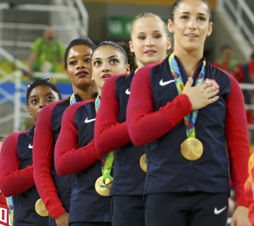 美国选手道格拉斯(左二)在奏国歌时未将手放在胸口。