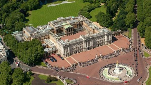 英媒:中国留学生藏刀闯白金汉宫"欲刺女王"被捕 英媒:中国留学生藏刀闯白金汉宫"欲刺女王"被捕