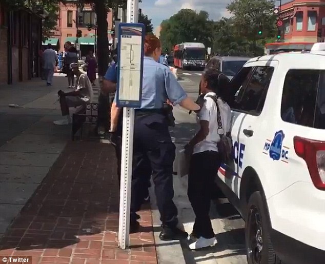 美黑人女教师被白人警察误认成妓女遭暴力对待 美黑人女教师被白人警察误认成妓女遭暴力对待