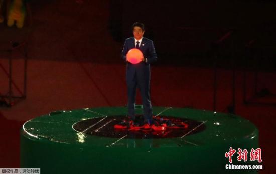 当地时间8月21日,2016里约奥运会闭幕式在马拉卡纳体育场内举行。图为日本首相安倍晋三以超级马里奥形象出现。