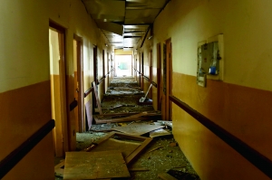 上图:爆炸现场救助伤员。下图:校舍内一片狼藉。新华社发