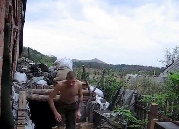 乌克兰士兵自制弹弓向俄罗斯投掷手榴弹 乌克兰士兵自制弹弓向俄罗斯投掷手榴弹