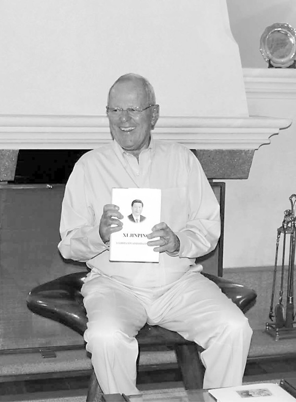 图为秘鲁总统库琴斯基向《环球时报》特约记者展示正在阅读的《习近平谈治国理政》。