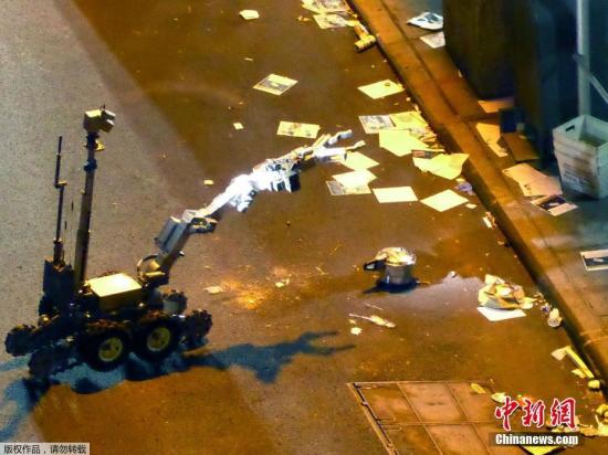 美国本土在过去两天内发生三起爆炸事件。图为当地时间9月18日,纽约警方的拆弹机器人探测一枚爆炸装置。