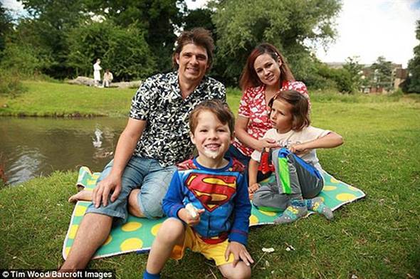 因不满教育体制 夫妻卖房带儿周游列国(图) 因不满教育体制 夫妻卖房带儿周游列国(图)