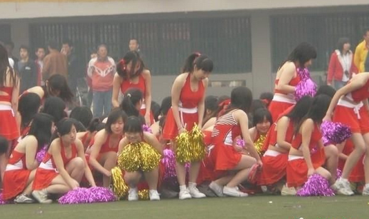 北大强制跳短裙操 裤摆设计过短频走光(组图)