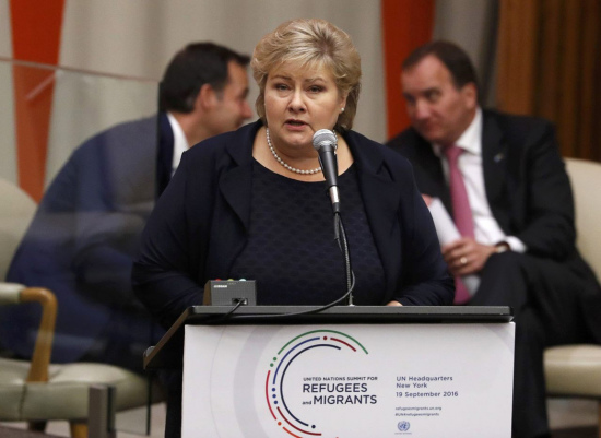 女人可一心二用!挪威女总理开会时忙“抓精灵”