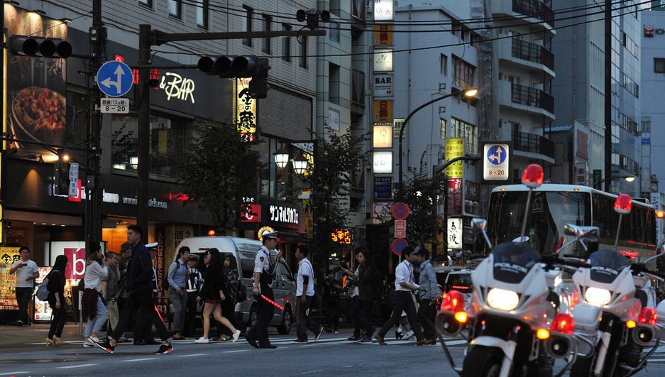 日本东京大面积停电 供电设施黑烟滚滚