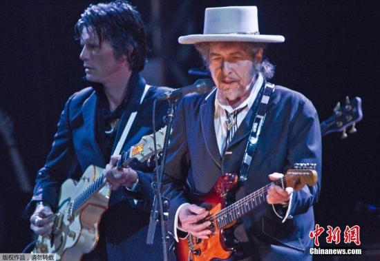 2011年,迪伦在英国伦敦进行演出。